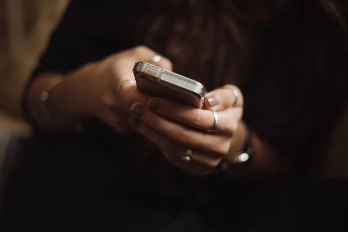 Una persona mirando un sitio web en su teléfono