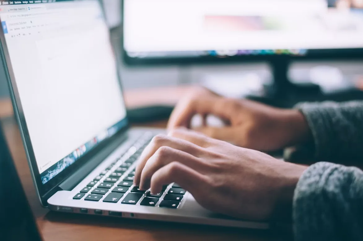 Una persona diseñando un sitio web en su computador